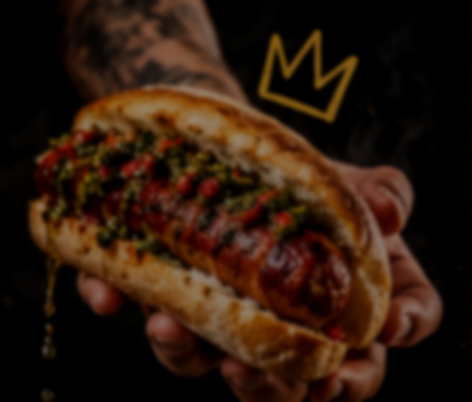 Comer con las manos es de reyes: dos manos de vikingo sostienen un choripán con chimichurri